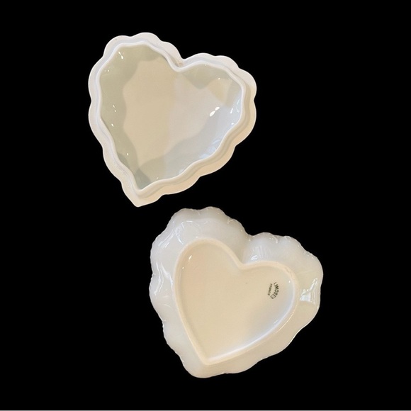 VINTAGE, HEART SHAPED LIMOGE WITH LID. 4 3/4”W X 4 1/2”H X 2”D - Picture 5 of 7